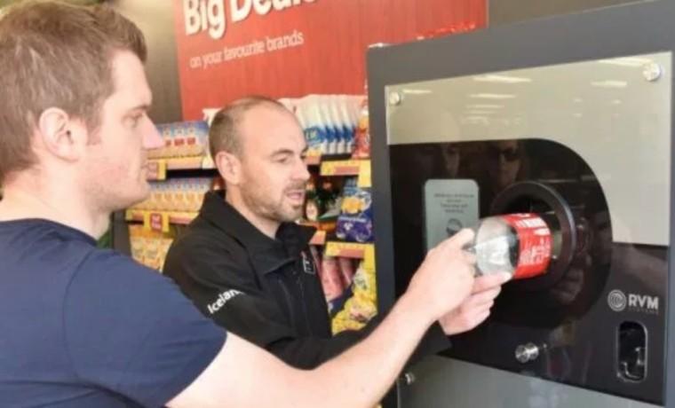 Εκπληκτικό! Βρετανικό σούπερμαρκετ πληρώνει τους πολίτες του για να ανακυκλώνουν τα πλαστικά μπουκάλια