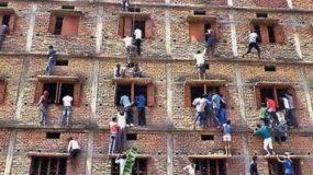 Γονείς στην Ινδία σκαρφαλώνουν στα παράθυρα του σχολείου για να δώσουν σκονάκια στα παιδιά τους που γράφουν εξετάσεις [βίντεο]