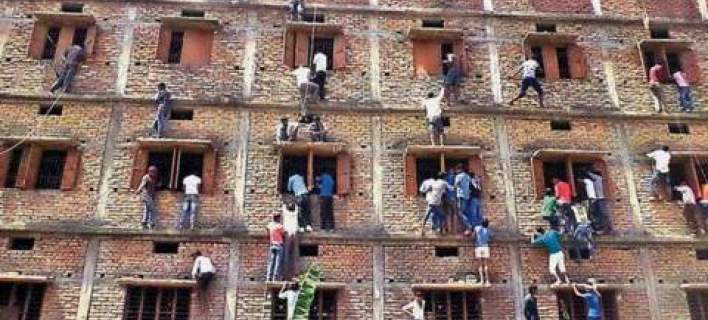 Γονείς στην Ινδία σκαρφαλώνουν στα παράθυρα του σχολείου για να δώσουν σκονάκια στα παιδιά τους που γράφουν εξετάσεις [βίντεο]