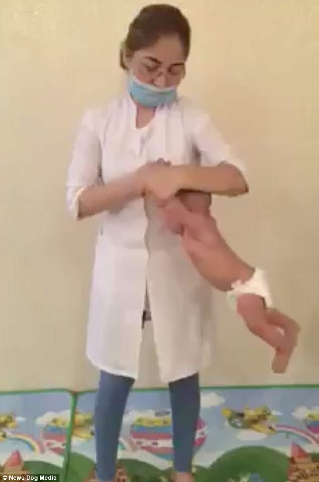 Σοκαριστικό: Γυναίκα περιστρέφει μωρό από τα χέρια και το κεφάλι του για να του κάνει μασάζ