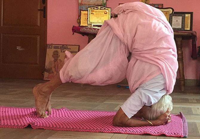 Είναι 99 χρονών δασκάλα γιόγκα, δεν έχει αρρωστήσει ποτέ και αποκαλύπτει το μυστικό της μακροζωίας