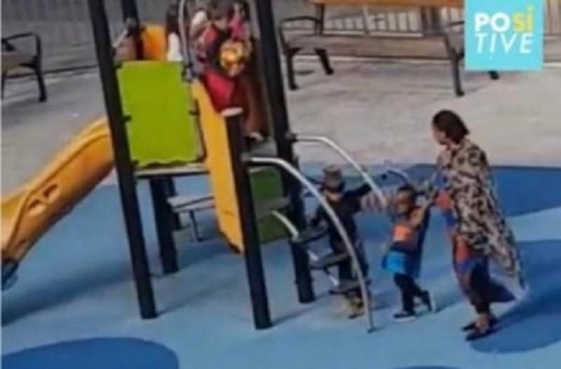 Απίστευτο περιστατικό: 6χρονα χτυπούν παιδάκι στην παιδική χαρά επειδή είναι μαύρο