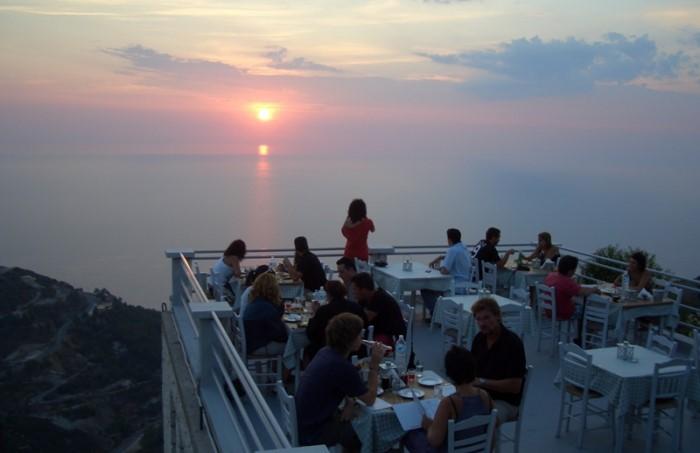 Απίστευτο! Το μοναδικό εστιατόριο της Ελλάδας όπου μπορείς να φας.. πάνω από τα σύννεφα!