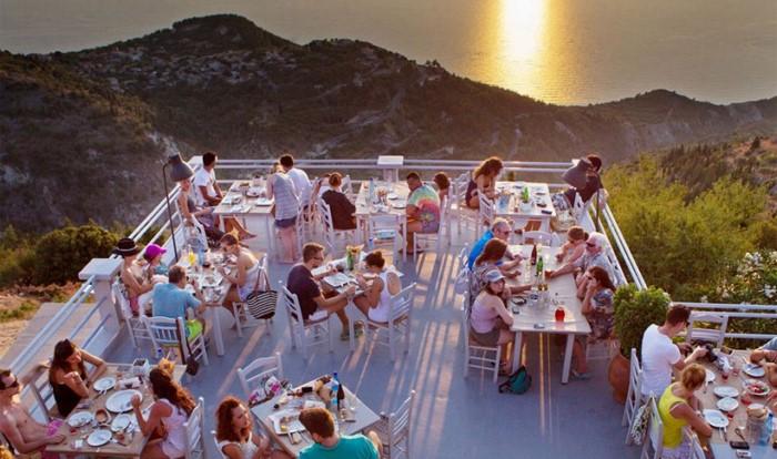 Απίστευτο! Το μοναδικό εστιατόριο της Ελλάδας όπου μπορείς να φας.. πάνω από τα σύννεφα!