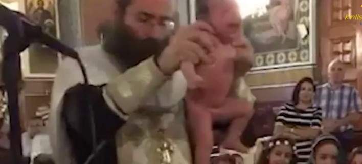 Σάλος με την πιο βίαιη βάπτιση, με ιερέα να βουτά με ορμή το μωρό [βίντεο]