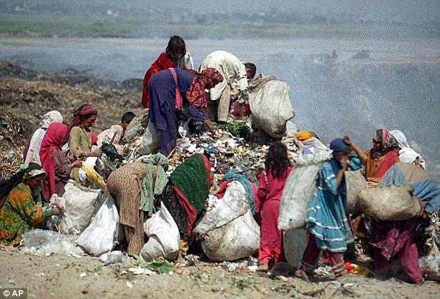 Σοκαριστικό!Εκατοντάδες νεκρά νεογέννητα κορίτσια πετάγονται σε σωρούς σκουπιδιών στο Πακιστάν επειδή οι γονείς θέλουν να κάνουν αγόρια