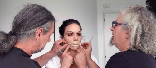 Η Κατερίνα Στικούδη έγινε αγνώριστη από τα "Botox" χάρη στους φημισμένους των ειδικών εφέ, αδελφούς Αλαχούζους