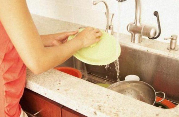 Αυτό είναι το υλικό που θα κάνει τα πιάτα σας να αστράφτουν μετά το πλύσιμο!