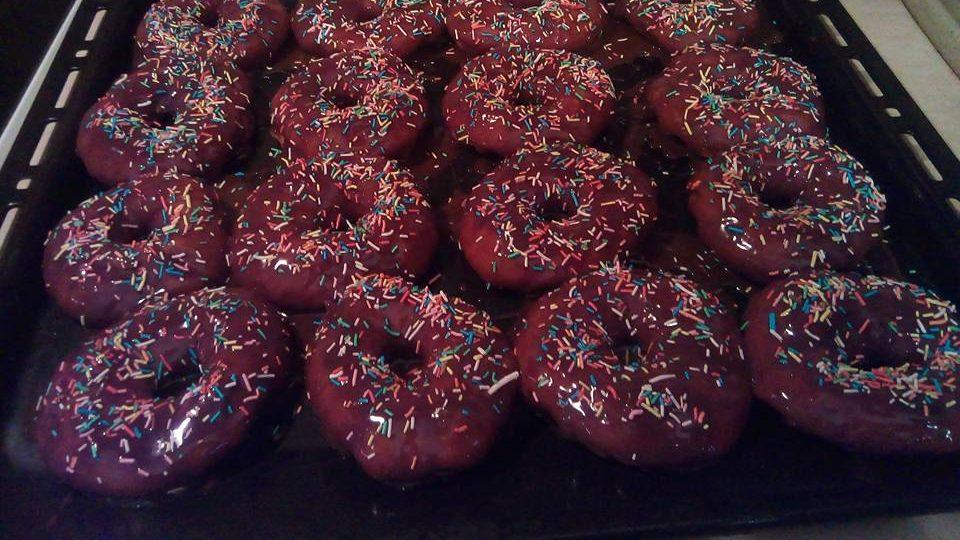 Πεντανόστιμα, πανεύκολα και αφράτα σοκολατένια donuts χωρίς ζάχαρη