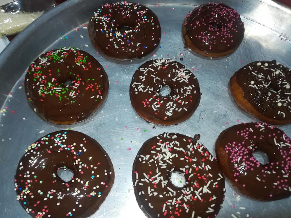 Πεντανόστιμα, πανεύκολα και αφράτα σοκολατένια donuts χωρίς ζάχαρη