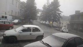 Λάρισα: Απίστευτες Εικόνες – Στην Ελασσόνα Χιόνισε. Η εικόνα που Σαρώνει το Διαδίκτυο