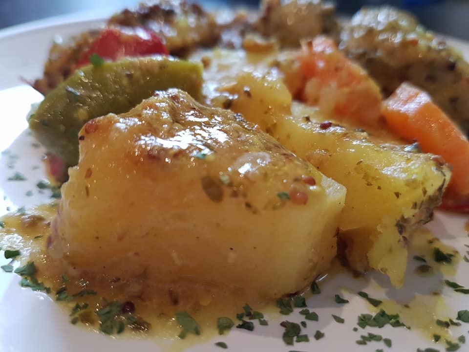 Ψαρονέφρι με πατάτες στη γάστρα!!!Ένα φαγητό λουκούμι σκέτο!!