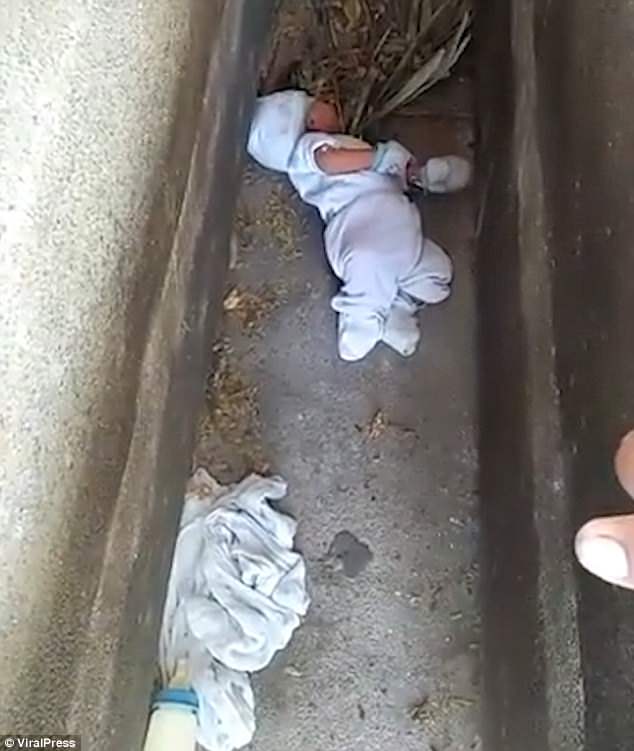 Ένα αγοράκι μόλις 2 μηνών που εγκαταλείφθηκε σε νεκροταφείο σώθηκε από ανήσυχους γείτονες