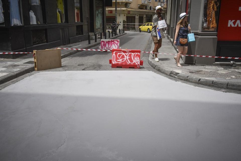 Φτιάχτηκε ο πρώτος «λευκός» δρόμος στην Αθήνα που μειώνει τις θερμοκρασίες του καλοκαιριού