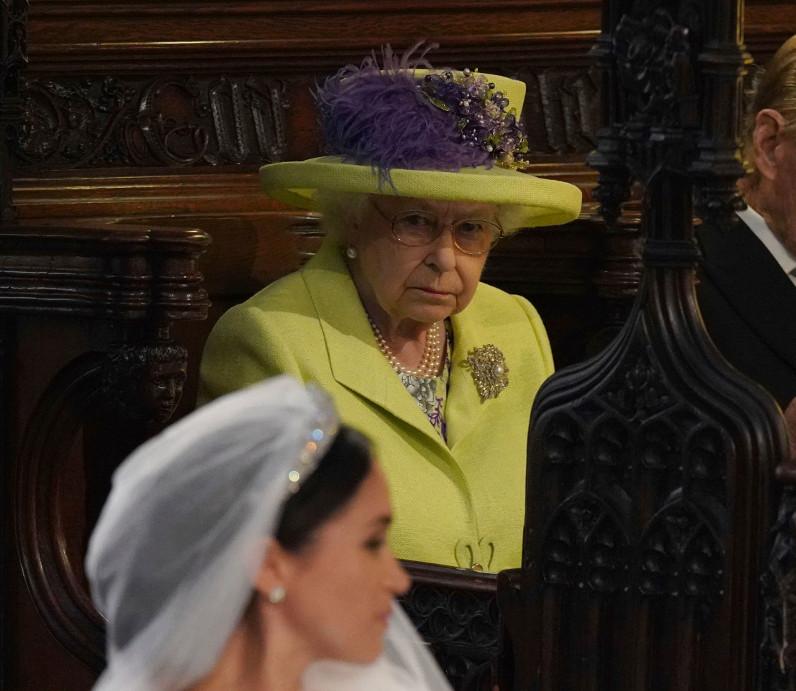 Γιατί η βασίλισσα Ελισάβετ φοράει πάντα φωσφοριζέ ρούχα -Υπάρχει λόγος