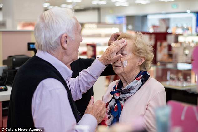 Συγκινητικό!Αφοσιωμένος 84χρονος σύζυγος μαθαίνει να βάφει την γυναίκα του πριν εκείνη τυφλωθεί