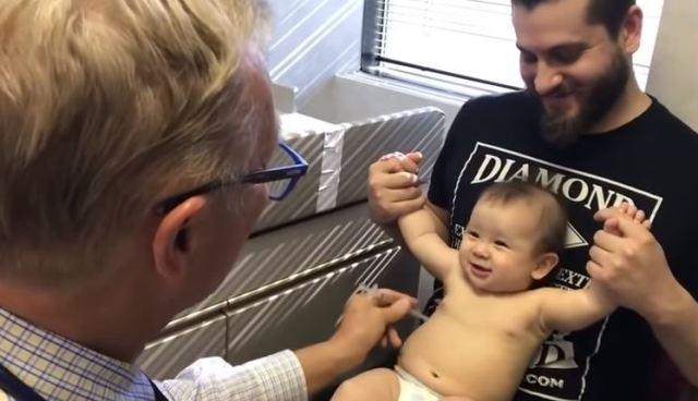 Αυτός ο παιδίατρος βρήκε ένα μοναδικό τρόπο να κάνει ένεση στο μωρό και αυτό δεν κατάλαβε τίποτα!(Video)