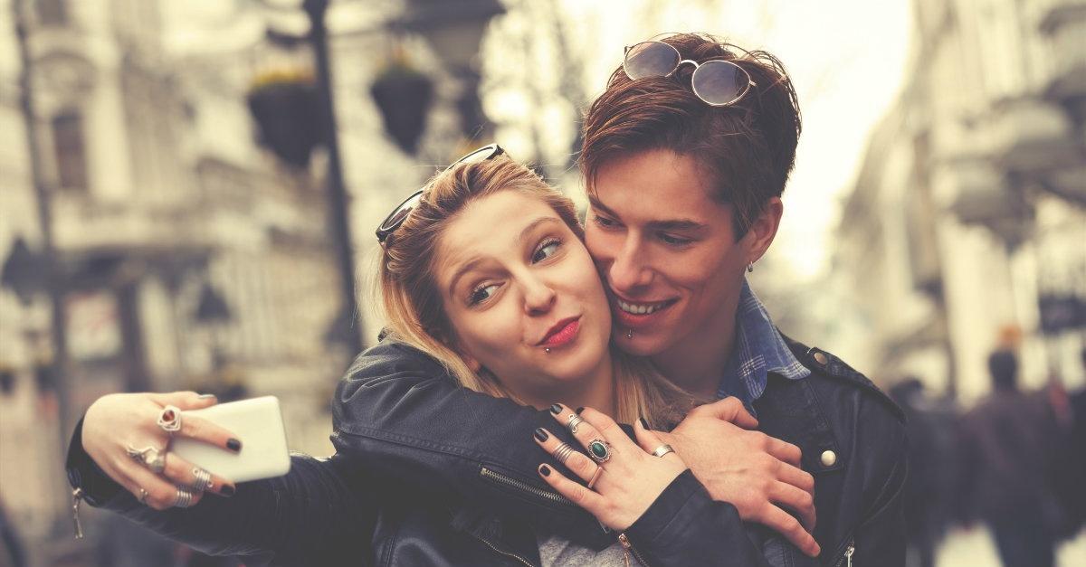 Τα ζευγάρια που είναι πραγματικά ευτυχισμένα δεν  ποστάρουν τη σχέση τους στα social media