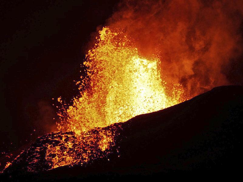 Το ηφαίστειο Κιλαουέα στη Χαβάη «βρέχει» πολύτιμους λίθους!