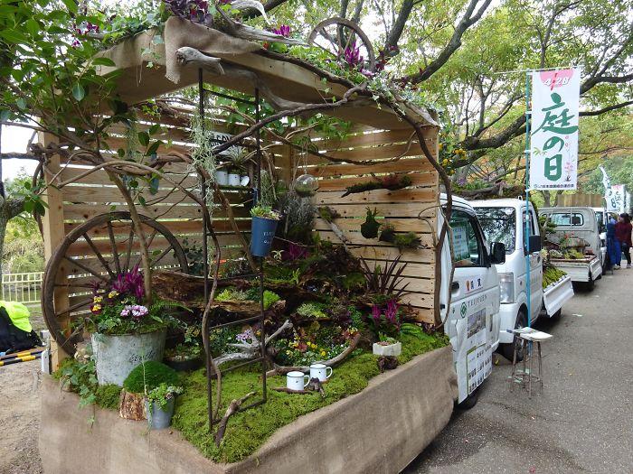 Στην Ιαπωνία δημιουργούν φανταστικούς κήπους πάνω σε καρότσες από αγροτικά