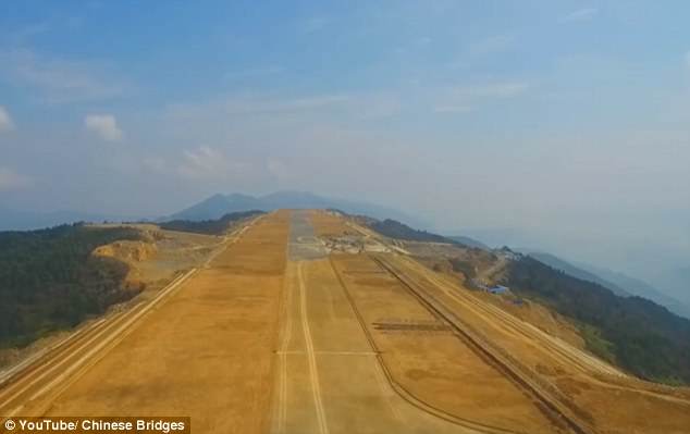 Κινέζοι εργάτες έχτισαν αεροδρόμιο σε υψόμετρο 1.800 μέτρων αφού πρώτα έκοψαν όλα τα δέντρα