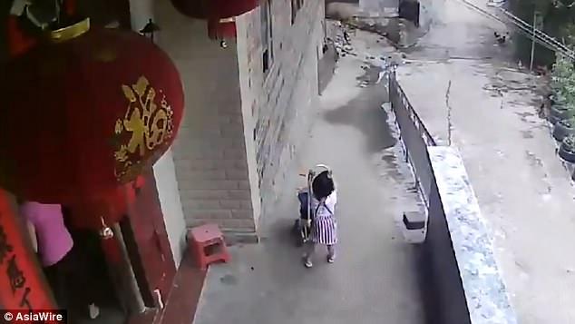Μια "άτακτη" μικρούλα αφήνει το καρότσι με την αδελφή της πάνω σε κατηφόρα