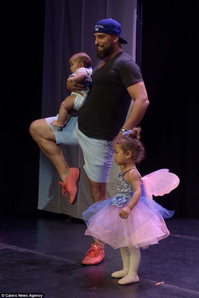 Πατέρας 3 παιδιών ανέβηκε στην σκηνή και χόρεψε μπαλέτο μαζί με την κόρη του επειδή έβαλε τα κλάματα