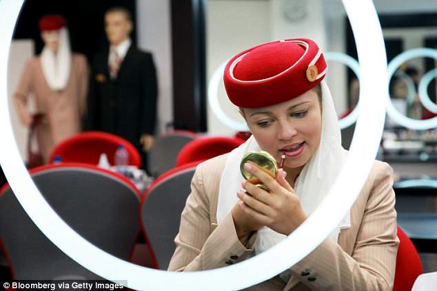Αυτοί είναι οι περίεργοι κανόνες της Emirates για τις αεροσυνοδούς της