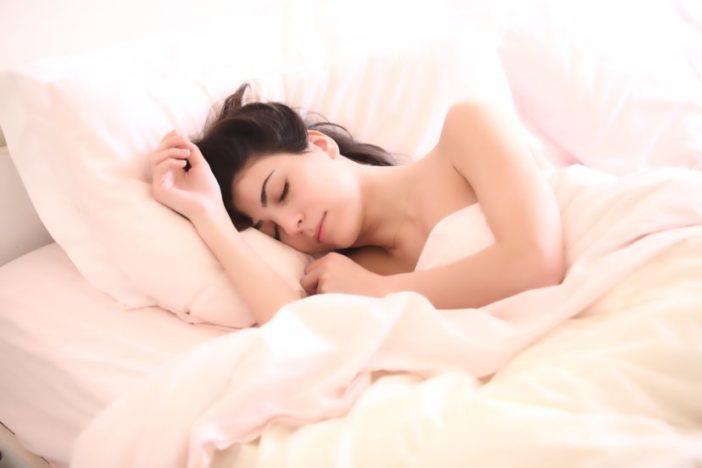 Κοιμάσαι δίπλα σε κάποιον που ροχαλίζει; Κάνει κακό στην υγεία σύμφωνα με νέα έρευνα!