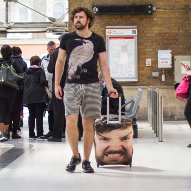 Απίστευτο! Ταξιδιώτες καλύπτουν τις βαλίτσες τους με τεράστιες φωτογραφίες του εαυτού τους