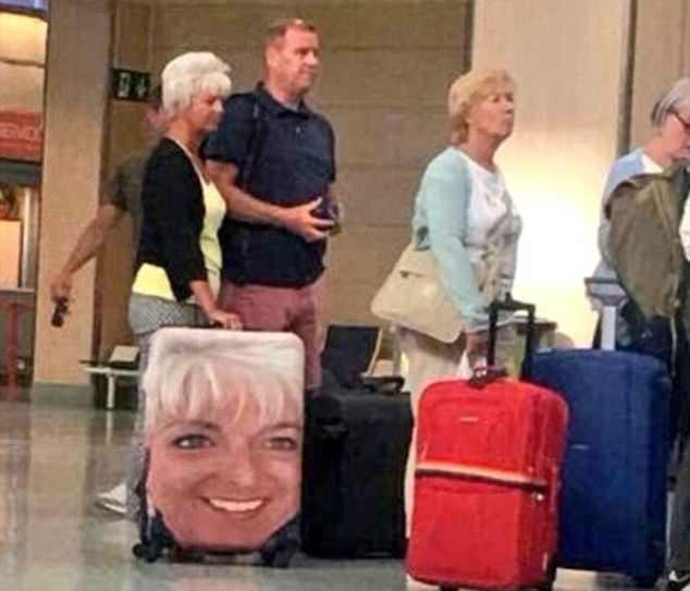 Απίστευτο! Ταξιδιώτες καλύπτουν τις βαλίτσες τους με τεράστιες φωτογραφίες του εαυτού τους