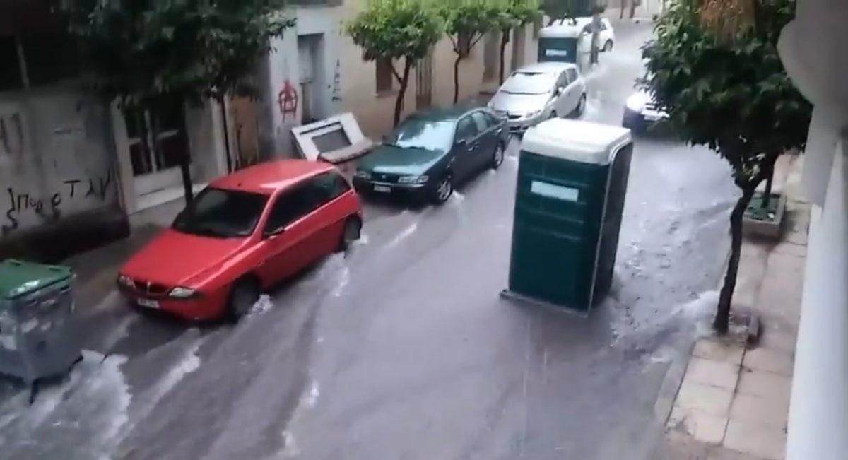 Φορητή τουαλέτα προχωρά μονή της μέσα στις πλημμύρες στη Νίκαια