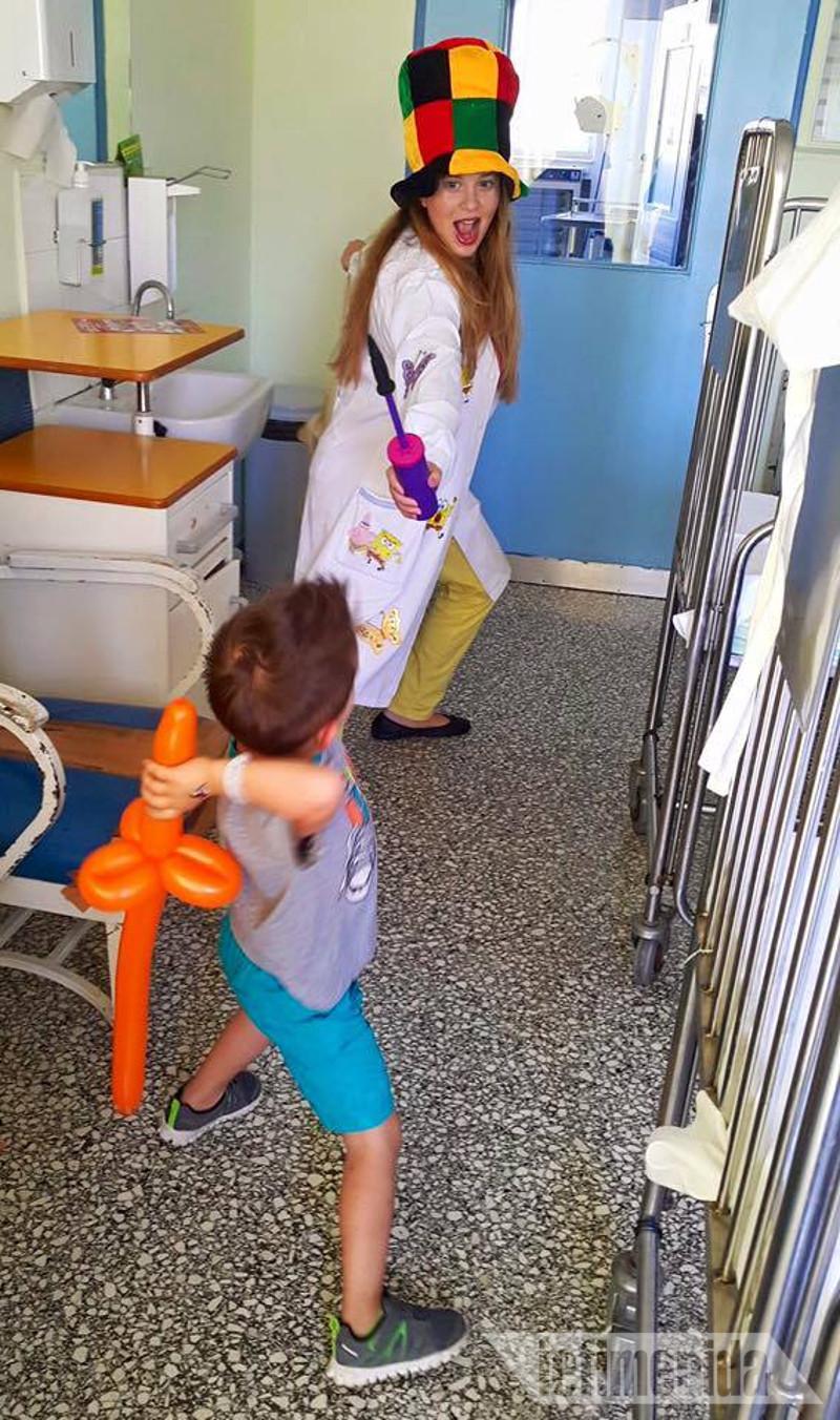 Αυτή είναι η μοναδική γιατρός κλόουν στην Ελλάδα με σκοπό να κάνει τα άρρωστα παιδιά να χαμογελούν 2 γιατρος κλοουν ελλαδα1