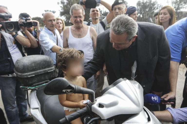 Γυναίκα σε Καμμένο: «Μας αφήσατε να καούμε! Γιατί κλείσατε τη Μαραθώνος;» 2 γυναικα σε καμμενο1