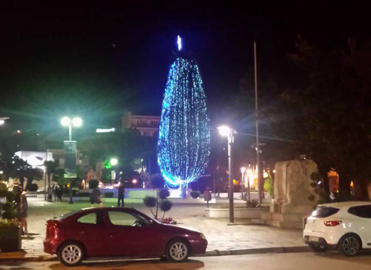 Στην Καβάλα άναψαν το χριστουγεννιάτικο δέντρο μέσα στην… καρδιά του καλοκαιριού 2 καβαλα