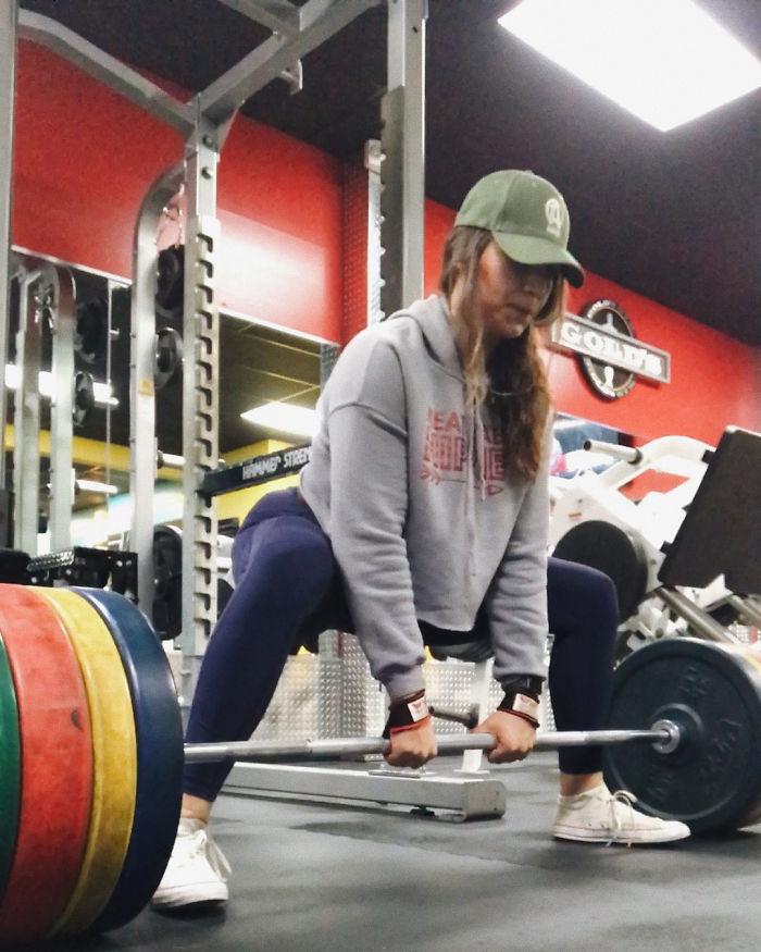 Mια 22χρονη που ζύγιζε 137 κιλά αποκάλυψε τι αλλαγή έκαναν 3 χρόνια γυμναστικής στο σώμα της