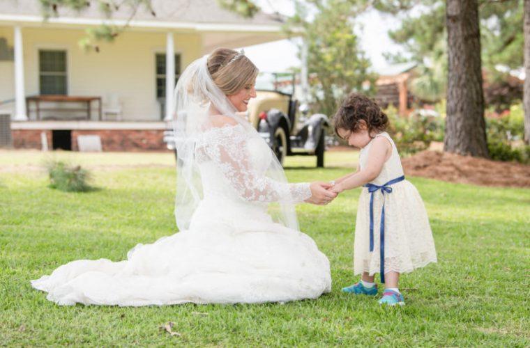 3χρονο κοριτσάκι νικά τον καρκίνο και γίνεται παρανυφάκι στον γάμο της δότριας μυελού των οστών