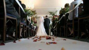 Χαμός σε γάμο : Έπιασαν καλεσμένη να κλέβει “φακελάκια” για τους μελλόνυμφους!