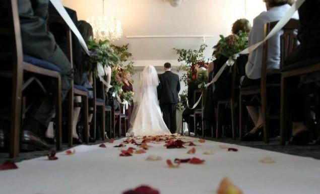 Χαμός σε γάμο : Έπιασαν καλεσμένη να κλέβει “φακελάκια” για τους μελλόνυμφους!