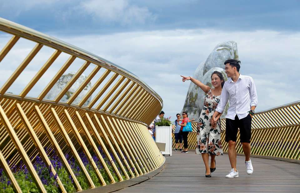 Βιετνάμ: Δύο χέρια «σηκώνουν» μια γέφυρα στον αέρα στο Βιετνάμ