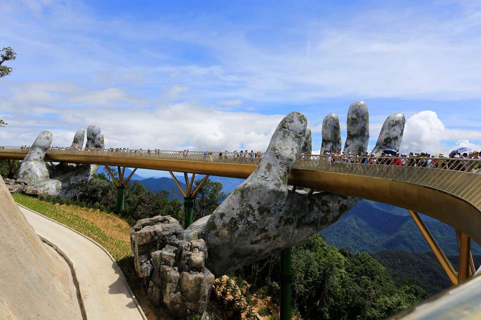 Βιετνάμ: Δύο χέρια «σηκώνουν» μια γέφυρα στον αέρα στο Βιετνάμ