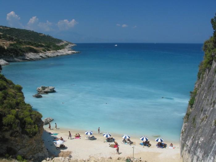 Η πανέμορφη ελληνική παραλία που τα νερά της περιέχουν θειάφι – Κολυμπώντας θεραπεύεις πόνους και αρθρίτιδες