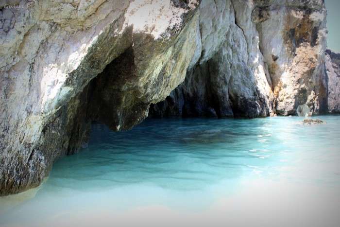 Η πανέμορφη ελληνική παραλία που τα νερά της περιέχουν θειάφι – Κολυμπώντας θεραπεύεις πόνους και αρθρίτιδες