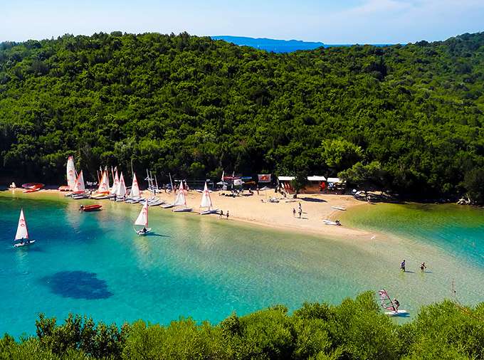 2+1 Ελληνικοί παράδεισοι για διακοπές που δεν χρειάζονται ακτοπλοϊκά!