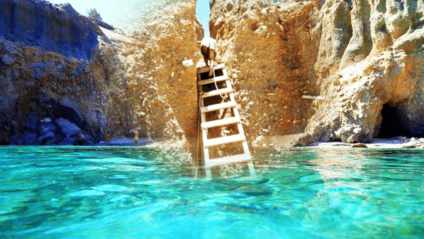 Ένα σκοινί και μια τρεμάμενη σκάλα: Θα ρίσκαρες τη ζωή σου για να πας στην ωραιότερη παραλία της Ελλάδας; (Pics)