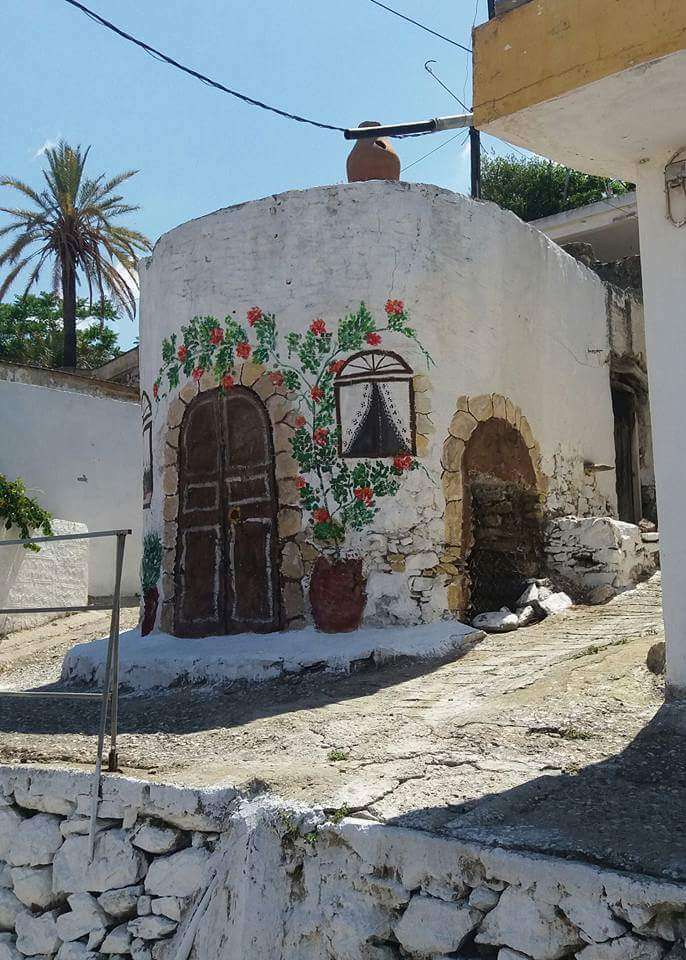 Κρήτη: Ζωγραφίζει τα ερειπωμένα σπίτια και δίνει ζωή στο χωριό [εικόνες]