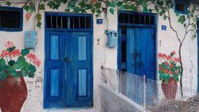 Κρήτη: Ζωγραφίζει τα ερειπωμένα σπίτια και δίνει ζωή στο χωριό [εικόνες]