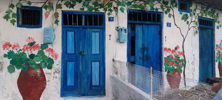 Κρήτη: Ζωγραφίζει τα ερειπωμένα σπίτια και δίνει ζωή στο χωριό [εικόνες]