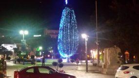 Στην Καβάλα άναψαν το χριστουγεννιάτικο δέντρο μέσα στην… καρδιά του καλοκαιριού