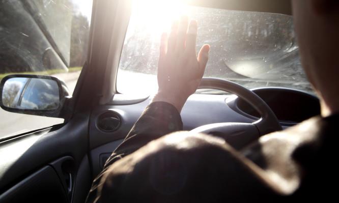 Προσοχή! Καύσωνας και οδήγηση στο αυτοκίνητο: Κίνδυνος υγείας από τα τζάμια – Τι να κάνετε